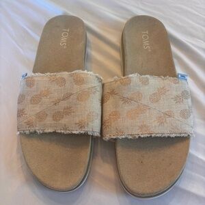 TOMS Women's Beige Pineapple Slide Sandals